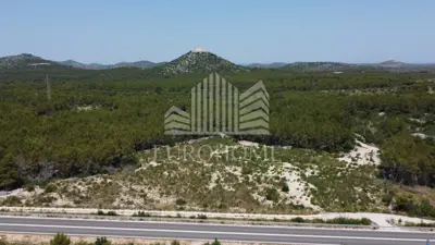 Građevinsko zemljište, Vodice - atraktivna lokacija uz zaobilaznicu - 1