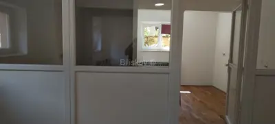 Šalata, dvoiposoban stan 62 m² u suterenu zgrade, parking