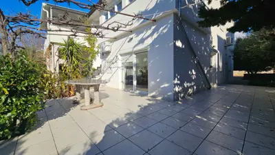 Novalja – Trosobni apartman 80 m² u prizemlju s terasom, 500 m od mora