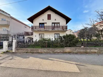 Kuća 225 m², Plovanija - ograđeno dvorište i vrt
