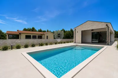 Kuća 98 m², Labin okolica - moderna prizemnica s bazenom