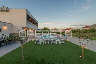 Villa 181 m², Kaštel Novi - pool and summer kitchen