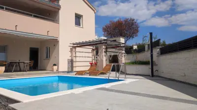 Zum Verkauf, Rovanjska, neu erbautes Haus mit Pool, in Meeresnähe.