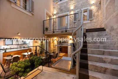 Hotel 4 Etagen, Split - Altstadt, nahe der Riva und des Diokletianpalasts