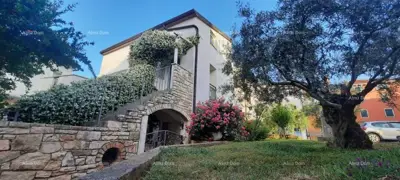 Prodaje se dvoetažni stan, 82 m², u Brtonigli