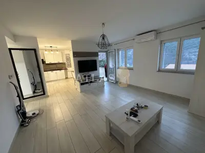 Stan 82 m², Draga Rijeka - 2 sobe, terasa i balkon - 15