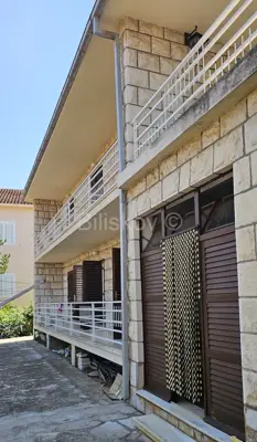 Obiteljska kuća218 m² na parceli od 700 m², na Braču, u Supetru - 100m od plaže - 15