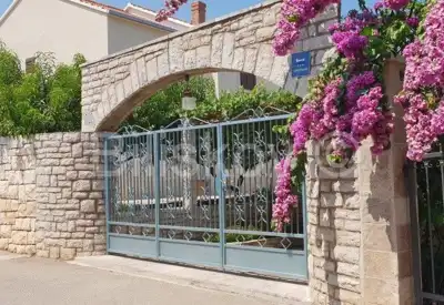 Obiteljska kuća218 m² na parceli od 700 m², na Braču, u Supetru - 100m od plaže - 2