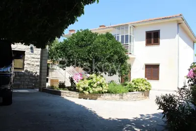 Obiteljska kuća218 m² na parceli od 700 m², na Braču, u Supetru - 100m od plaže - 8