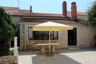 Obiteljska kuća218 m² na parceli od 700 m², na Braču, u Supetru - 100m od plaže - 4