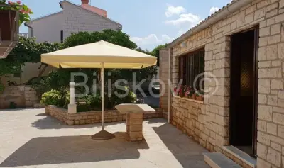 Obiteljska kuća218 m² na parceli od 700 m², na Braču, u Supetru - 100m od plaže - 9