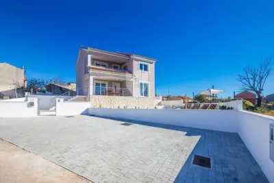 Kuća 170 m², Linardići - vila s bazenom i pogledom na more - 2