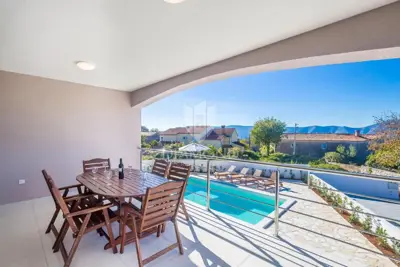 Kuća 170 m², Linardići - vila s bazenom i pogledom na more - 9
