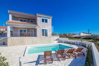 Kuća 170 m², Linardići - vila s bazenom i pogledom na more