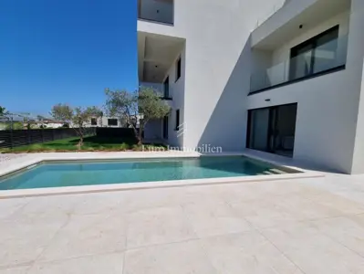 Poreč - kuća na tri etaže s bazenom, 1 km od mora