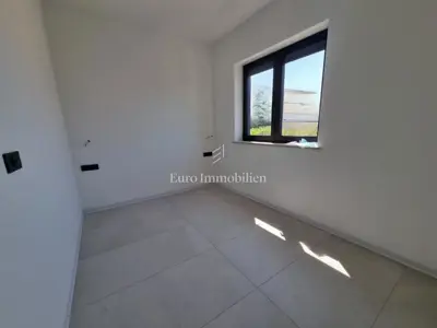Poreč - kuća na tri etaže s bazenom, 1 km od mora - 13