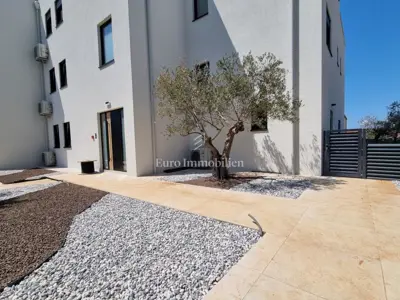Poreč - kuća na tri etaže s bazenom, 1 km od mora - 10
