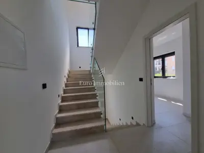 Poreč - kuća na tri etaže s bazenom, 1 km od mora - 18