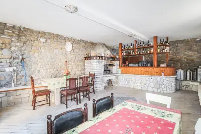 Haus in Momjan, 3 Wohneinheiten und Konoba