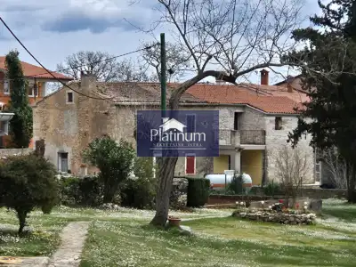 Kuća 200 m², Marčana - mirna lokacija i terasa