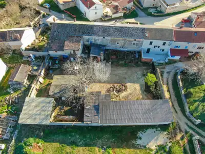 Kuća 70 m², Rovinj okolica - kamena kuća i dvorište