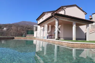 Haus 112 m², Bregi - neu, Pool und Meerblick