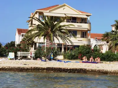 Apartman 216 m², Privlaka - prvi red do mora