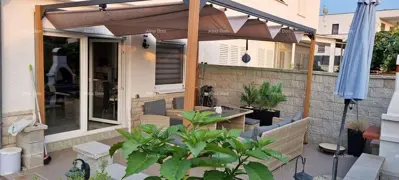NOVA VAS Prodaja lijepo uređenog, namještenog stana sa pogledom na more! Poreč