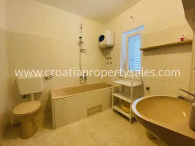 Kuća, Brač, 250 m², 580 000 € - 4