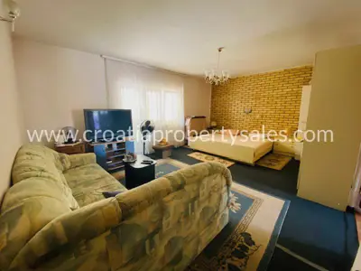 Kuća, Brač, 250 m², 580 000 € - 3