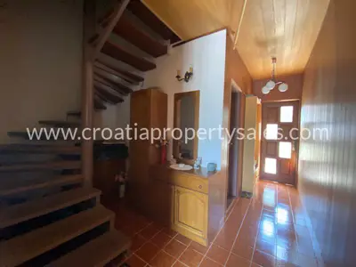 Kuća, Brač, 250 m², 580 000 € - 2