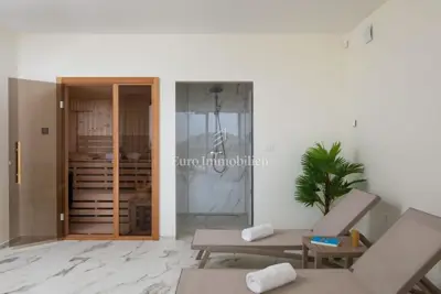 Luksuzno opremljena villa s predivnim pogledom na more - 10