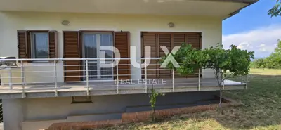 Haus 230 m², Barban - Blick auf Učka und zwei Etagen - 9