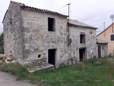 House 159 m², Stari Pazin - for adaptation and building plot around the house