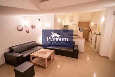 Kuća 600 m², Pula Centar - 6 apartmana - 7