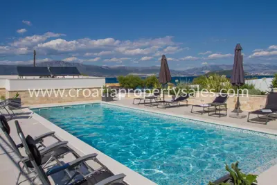 Vila 100 m², Trogir, prvi red do mora i privatnost