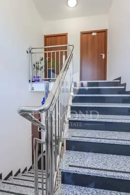 Haus 347 m², Pula - Valdebek, 4 Wohneinheiten - 4