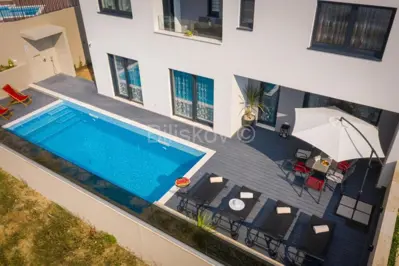 Stan 280 m², Podstrana - novija gradnja s bazenom