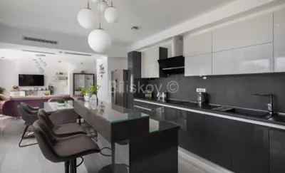 Stan 280 m², Podstrana - novija gradnja s bazenom - 2