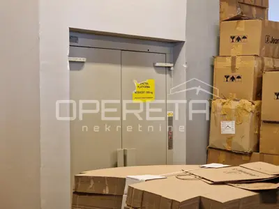 Geschäftsgebäude 1.092 m², Jankomir - 12 Parkplätze - 5