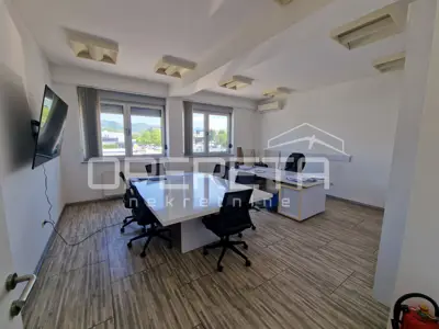 Geschäftsgebäude 1.092 m², Jankomir - 12 Parkplätze - 2