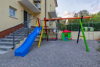 Prostrani stan s tri spavaće sobe, terasom i bazenom - 15