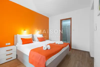 Prostrani stan s tri spavaće sobe, terasom i bazenom - 5
