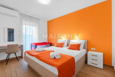 Prostrani stan s tri spavaće sobe, terasom i bazenom - 4