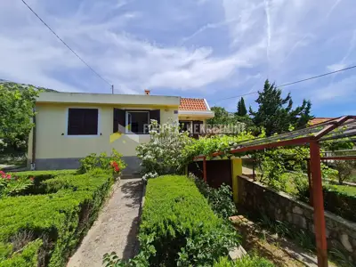 Barić draga - house in the first row by the sea