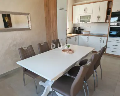 Haus 133 m², Bibići bei Svetvinčenat, Pool und Sommerküche - 9