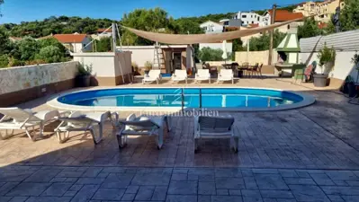 Tisno - kuća s 9 apartmana i bazenom