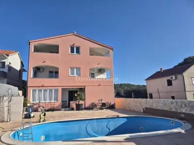Tisno - kuća s 9 apartmana i bazenom - 3