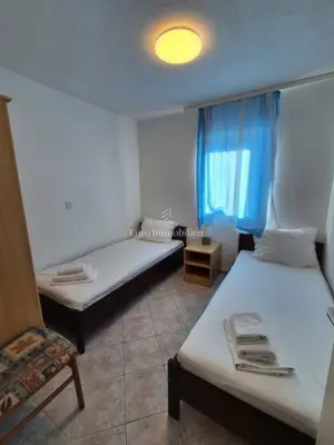 Tisno - kuća s 9 apartmana i bazenom - 21
