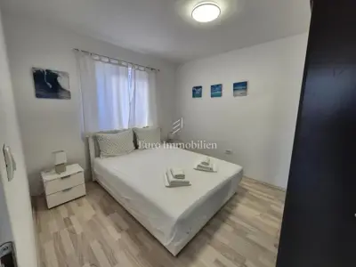Tisno - kuća s 9 apartmana i bazenom - 17